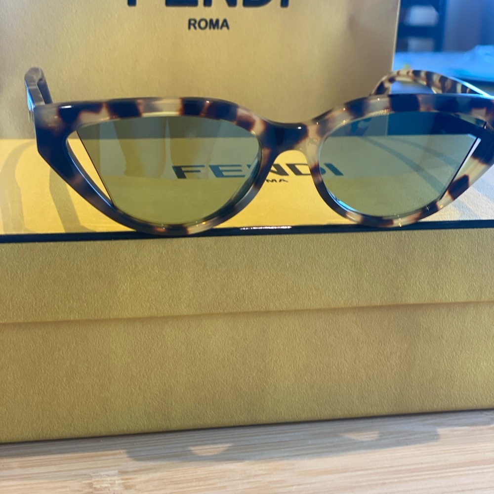 Fendi‎ Cat Eye Sunglasses - Picture 15 of 16